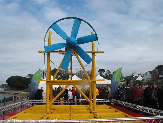 La première hydrolienne bretonne d\'une envergure de 3 mètres faisant 5 m de hauteur et pesant 7 tonnes a été immergée le premier avril à Benodet.