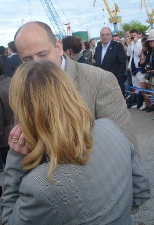 Le ministre polonais échange avec sa compatriote Mme Agnieszka Gaston collaboratrice de la Maison de l\'Europe de Brest et Bretagne ouest