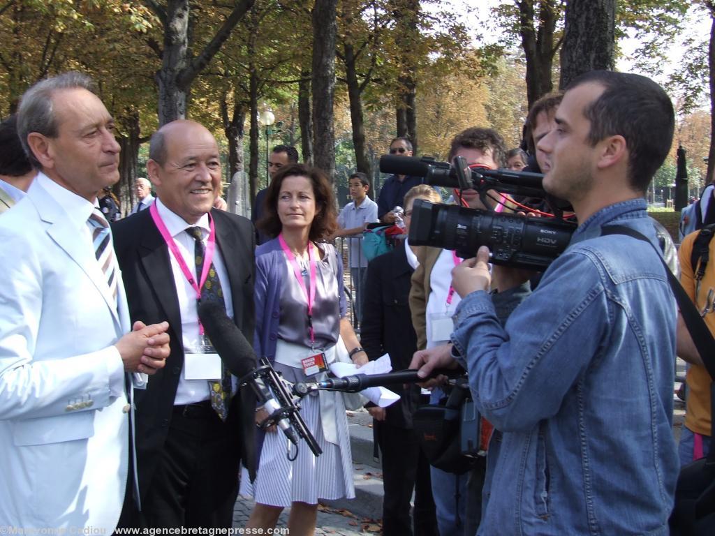 Jean-Yves Le Drian et Bertrand Delanoë à la parade de la Breizh Touch le 23 septembre 2007 à Paris. Le maire de Paris - lui-même d\\\'origine bretonne - soutient l\\\'école Diwan de sa ville.