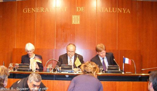 Madame Christine Gläser (consul d\'Allemagne) -  Josep-Lluís Carod-Rovira (vice-président de la <i>Generalitat</i>) - M. P. Brice (consul de France) hier à Barcelone.
