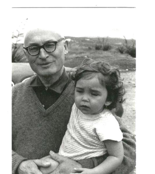 Avec un de ses petits-enfants.