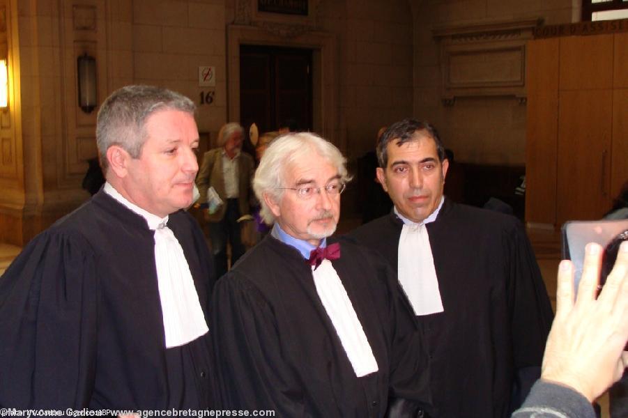 De g. à dr. Me Erwan Lorvellec avocat de Gaël Roblin ; Me Yann Choucq avocat de Paskal Laizé et Me Gérard Tcholakian celui de Kristian Georgeault devant la presse après l'arrêt d'irrecevabilité.