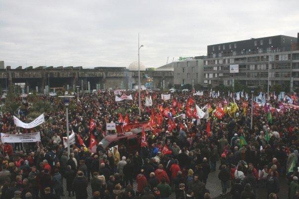 Au fond la base sous marine. Photo crédit Niels de la Patellière.