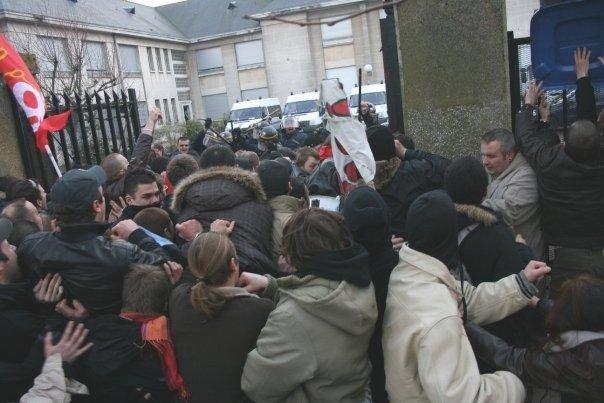 16 h 50 Saint-Nazaire : Un groupe de manifestants essayant d\'entrer dans la cour de la sous-préfecture. Photo crédit Niels de la Patellière.