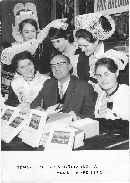 1966 :Yann Brekilien reçoit le prix Bretagne et dédicace son livre \"La vie quotidienne des paysans en Bretagne au XIXe siècle\". (collection privée Deneza Brekilien)