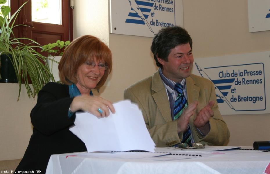 Le 22 avril  Emile ÉGranville a signé la charte Ya d\'ar Brezhoneg pour le Parti Breton en présence de Lena Louarn d\'Ofis ar brezhoneg.