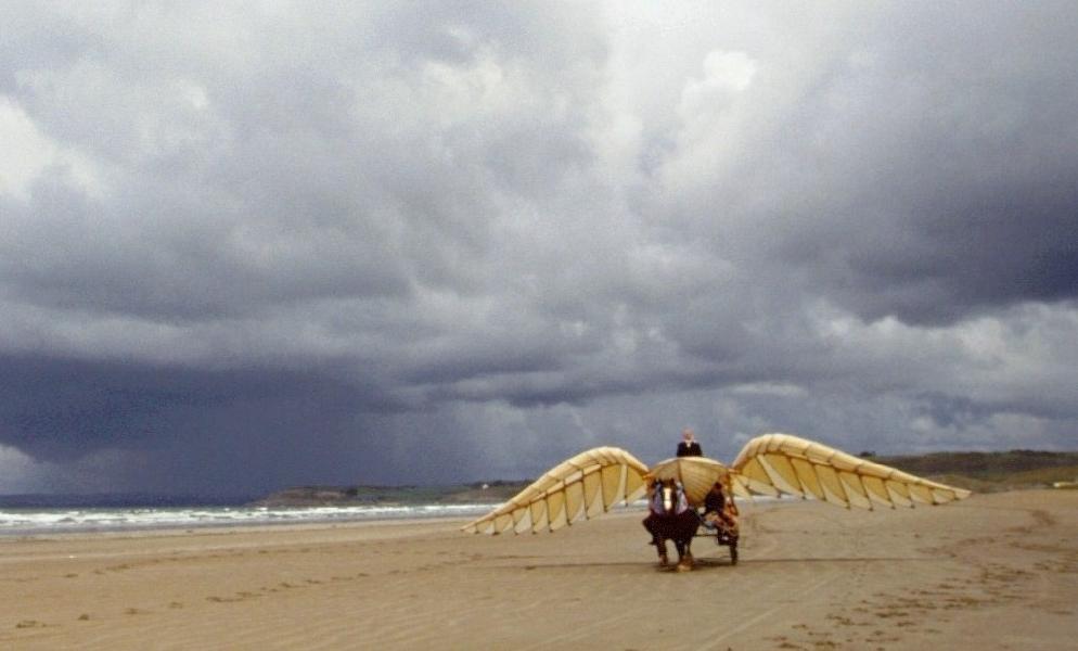 Noel Le Hénaff à bord de la barque ailée reconstruite -collection privée Noel Le Hénaff