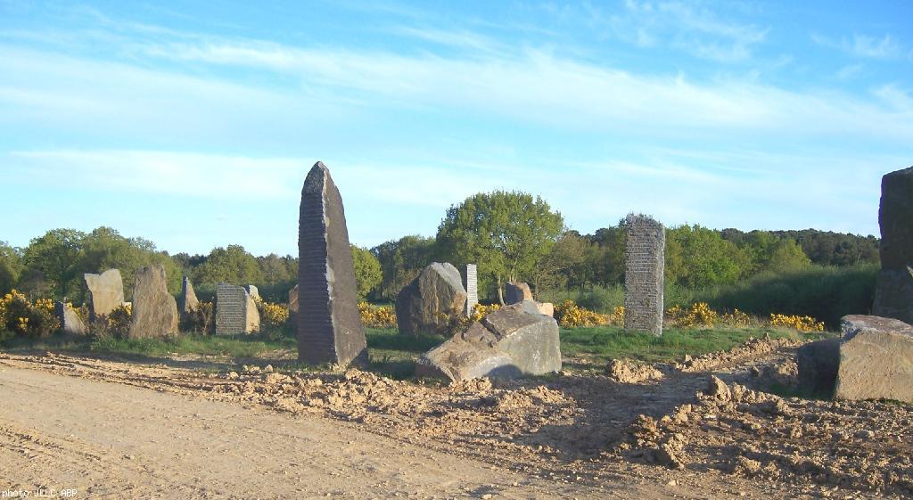Menhirs sur la lande de la Rencontre  2009.