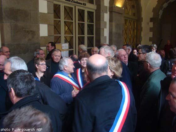 Les élus piquetant aux portes de la salle d\'audience de la Cour d\'appel de Rennes le  26 mars 2010 lors de l’appel du jugement en correctionnel du 3 décembre 2009 concernant la demande de réparation de dommage écologique par les associations environneme