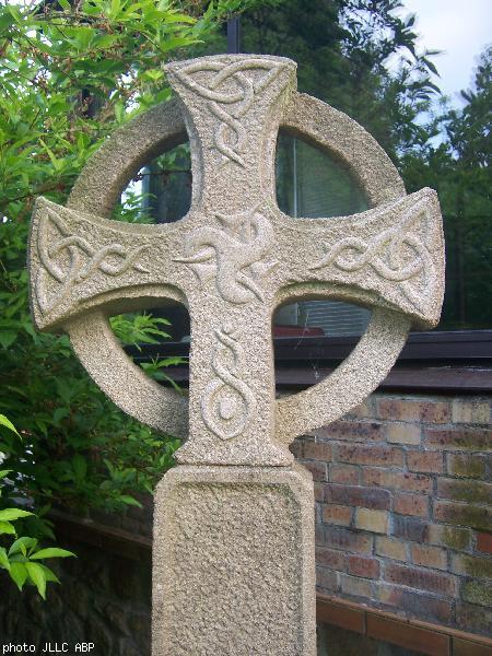 Anwn à l\'extérieur de la couronne  Abred dans la couronne de pierre  Gwenved à l\'intérieur  Keugant au centre  ici Triskell  tribann en rotation...