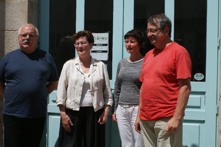 Devant Ti ar Vro Kemper  Florent Christien membre de la commission d\'organisation du Championnat.  Louise Ebrel  présidente du jury.  Ieva Gravité  membre du jury 2009 et musicienne accompagnatrice notamment de Mouezh Paotred Breizh et Jean-Marie Airault