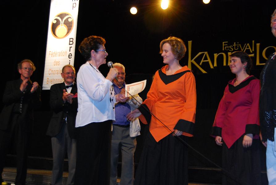 Louise Ebrel remet le titre de Champion de Bretagne à Lizig Kloareg  présidente d\'Allah\'s Kanañ