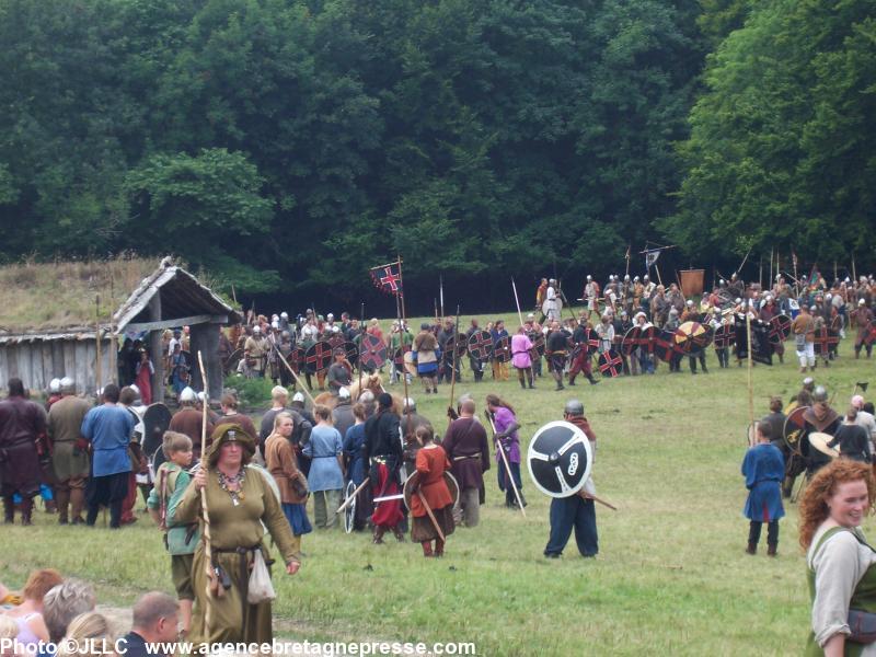 Sur le champ de bataille avant le combat  (et ma panne de batterie)  arrivent plusieurs troupes historiques viking de différents pays (Scandinaves  Anglais  Normands  Américains...)