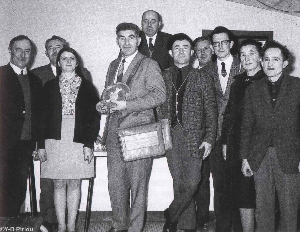 Charles Le Gall au centre avec son matériel d\'enregistrement. In Toutes les cultures de Bretagne. P. 287. Coll Yann-Ber Piriou. Avec autorisation des éd. Skol Vreizh.