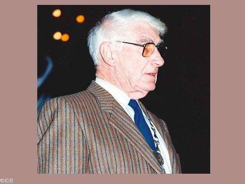 Charlez Ar Gall gant e Karkan an Erminig nevez-flamm e 1990.