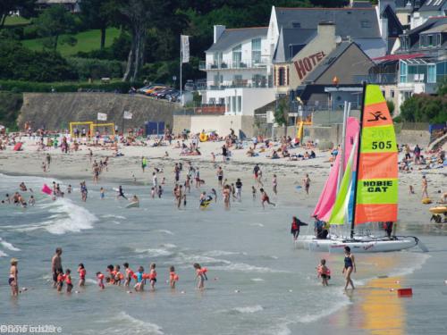Bretagne : 2700 km de côtes propres. Une partie seulement des plages est contaminée par les algues vertes et elles sont collectées régulièrement (photo CT Finistère)