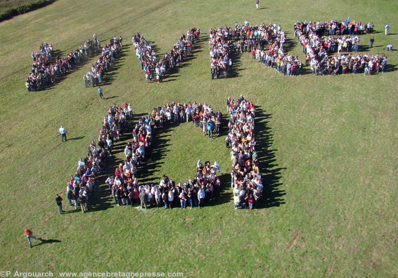 Les agriculteurs de la baie de Douarnenez manifestaient en septembre dernier pour pouvoir conserver leurs emplois et leurs fermes. Au même moment avait lieu sur la plage une manifestation contre les algues vertes.