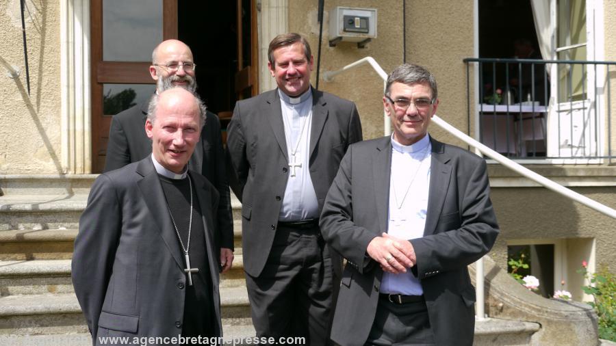 Pierre d\\\'Ornellas archevêque de Rennes Dol et Saint-Malo;; 
Raymond Centéne évêque de Vannes Denis Moutel évêque de 
Saint-Brieuc et Tréguier; Jean-Marie Le Vert évêque de 
Quimper et Léon