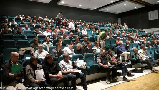 Environ 200 agriculteurs se sont rassemblés à Plozevet afin d\' 
améliorer la rentabilité de leurs exploitations grâce à un concept  
de fertilisation « 100 % naturel »  qui fait ses preuves depuis 28 
ans en Aveyron et depuis 15 ans en Bretagne.