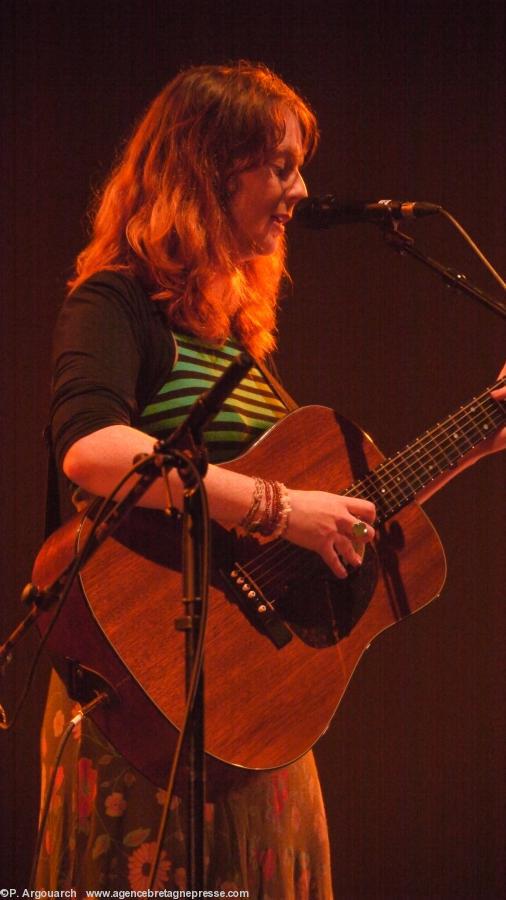 La chanteuse galloise Lleuwen chante en breton.