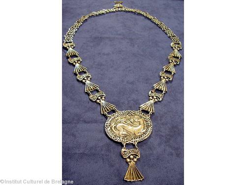 Le Quimperois Pierre Toulhoat est céramiste joailler orfèvre et créateur de bijoux bretons et celtiques. Il réalise 4 colliers en argent massif chaque année. Ils sont uniques car ils portent tous le nom du récipiendaire  au dos de l\'hermine centrale.
