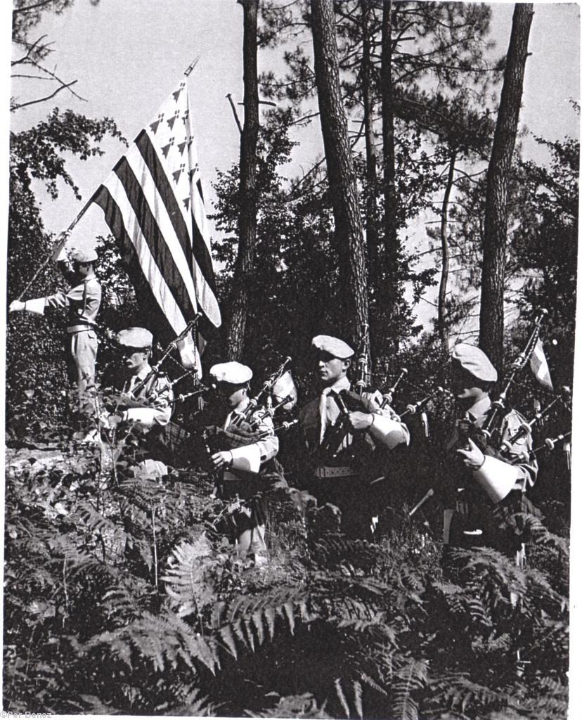 Le Bagad de la Lande d\'Ouée le 28 juillet 1968 à la vieille croix sur la Lande de la Rencontre lors d\'une cérémonie en présence du Congrès Celtique International. Le Bagad de la Lande d\'Ouée le 28 juillet 1968 à la vieille croix sur la Lande de la Rencontre lors d\'une cérémonie en présence du Congrès Celtique International.