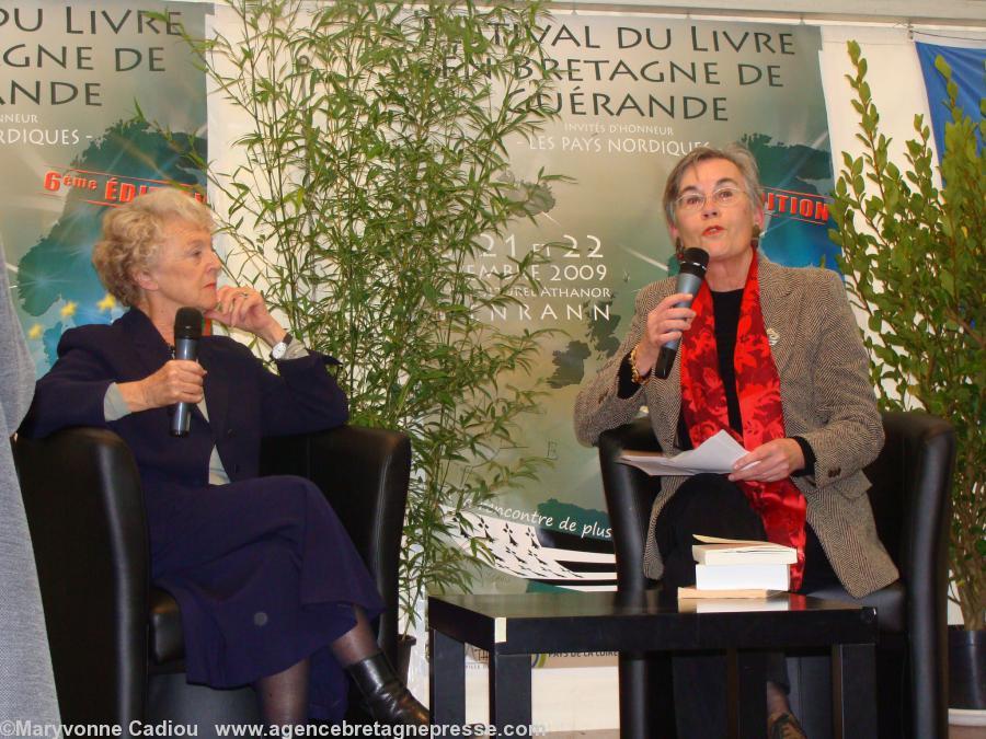 Annaig Renault (à droite) avec Mona Ozouf au festival 
du livre de Guérande e0 2009.