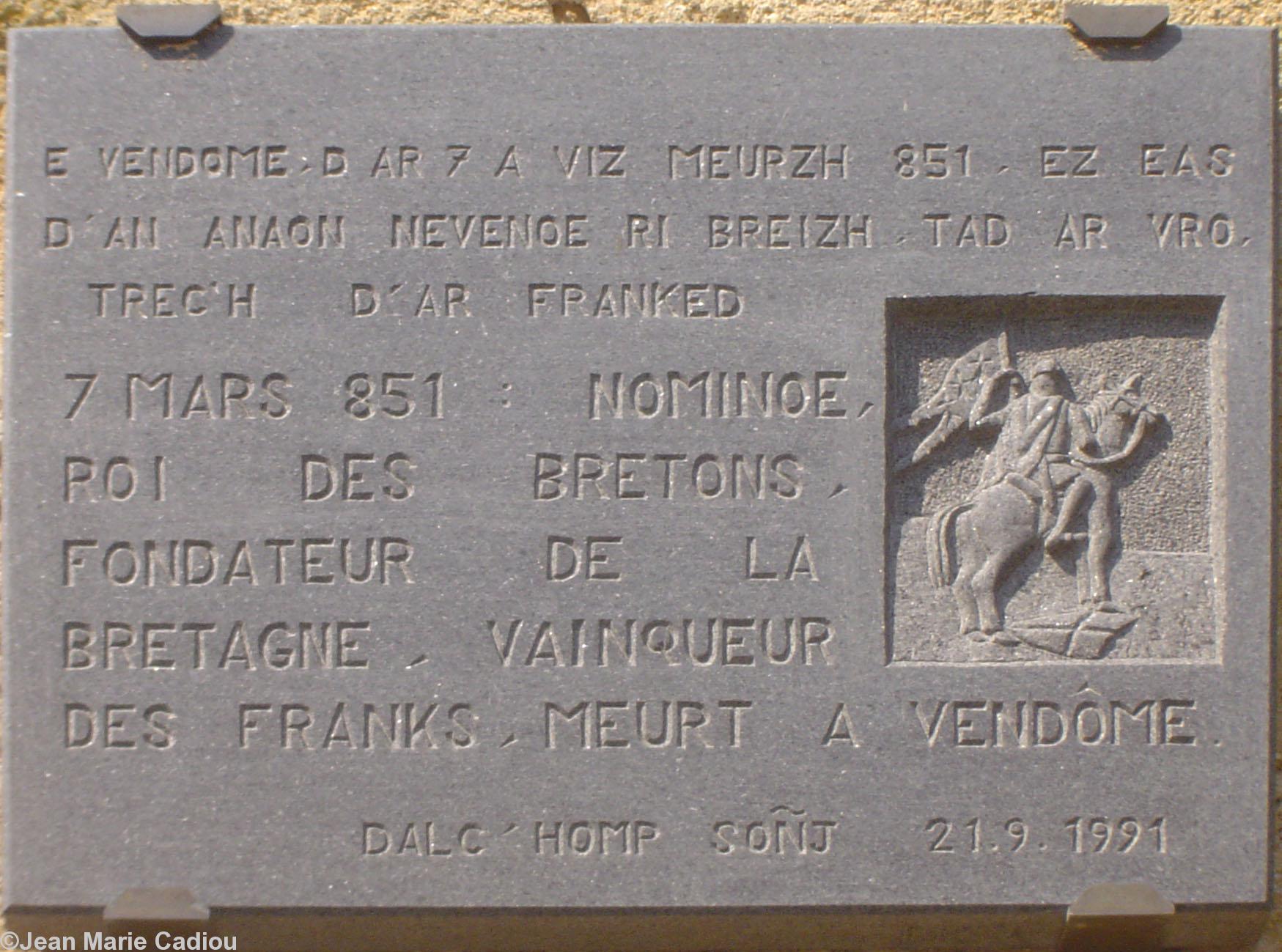 La plaque commémorative bilingue de la mort de Nominoë à Vendôme posée en 1991 par l\'association <i>Dalc\'homp Soñj</i>.