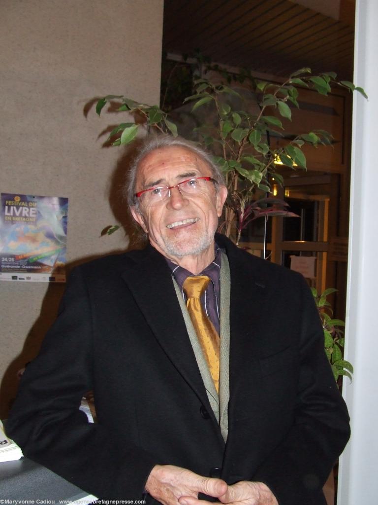 Jakez Cornou au Festival du livre en Bretagne de Guérande 2007 où il vient tenir son stand chaque année.
