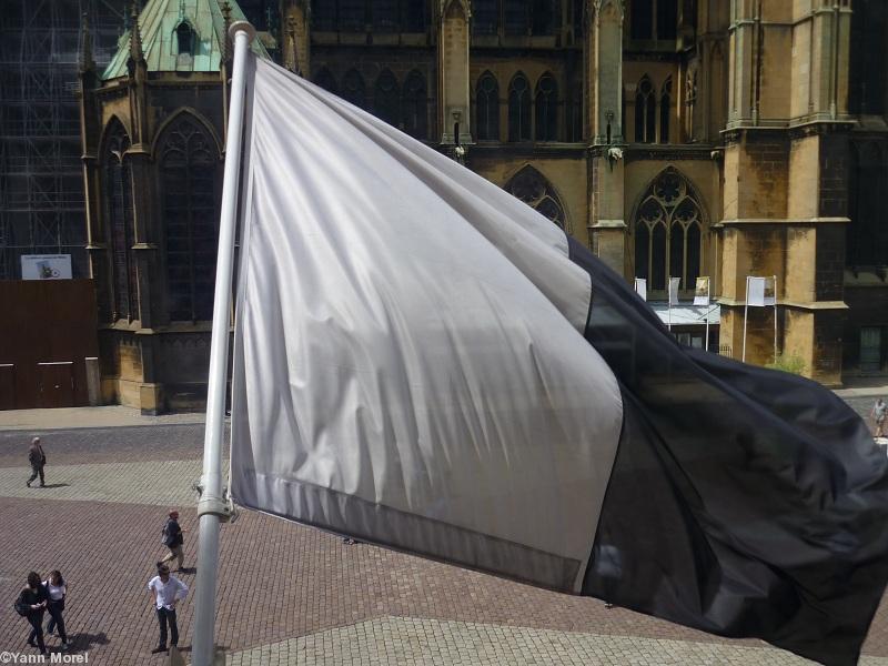 Au balcon de l\'Hôtel de Ville de Metz flotte le drapeau de la ville - petit frère local de notre <i>Gwen ha du</i>.
