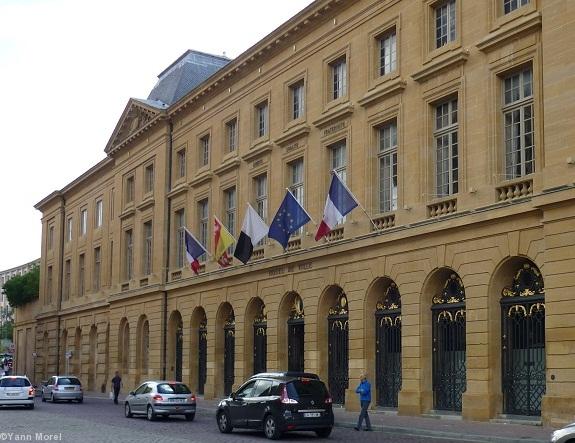 L\'Hôtel de Ville de Metz et ses drapeaux.