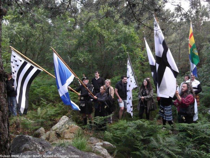 Avant le début des \"Feux de la Rencontre 2012\" un hommage est rendu au hommes tombés là pour la liberté de Bretagne! Bevet Breizh Dieub !