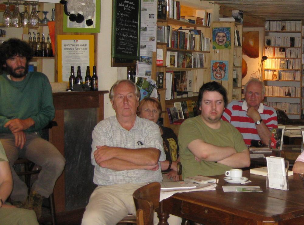 Jean-Paul Rocher au milieu du public au Café-Librairie l\'Autre Rive à Berrien en juin 2009 lors de la 
présentation du Combat Libertaire d\'Armand Robin.