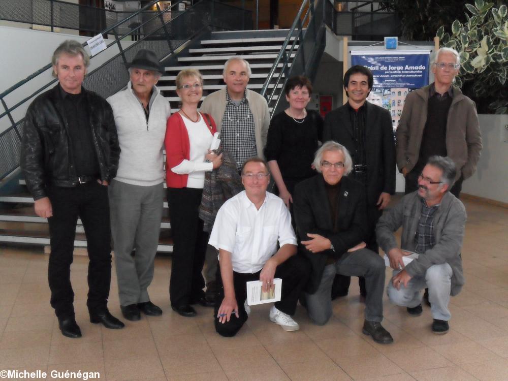 Les poètes présents réunis autour de Dominique Stoenesco (traducteur) et de Aleilton Fonseca et Jean-Albert Guénégan