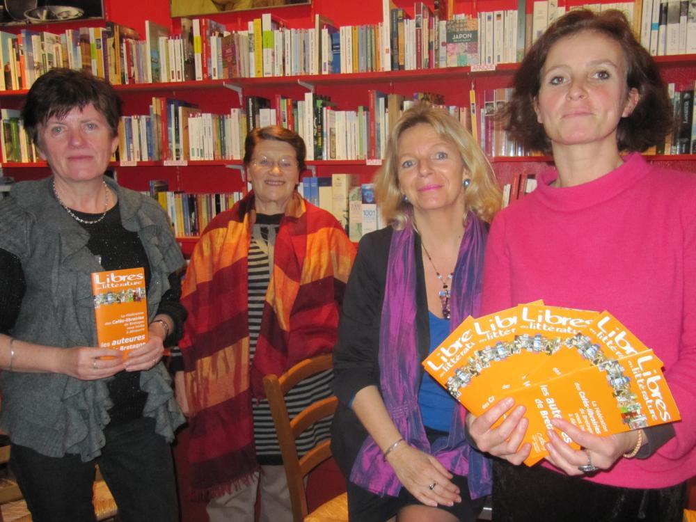 Présentation de la brochure par Gaëlle Pairel (à droite), en présence d'Annäig Morvan (3ème à partir de gauche) chargée de mission départementale aux droits des femmes et des auteures Marie-Josée Christien et Angèle Jacq.