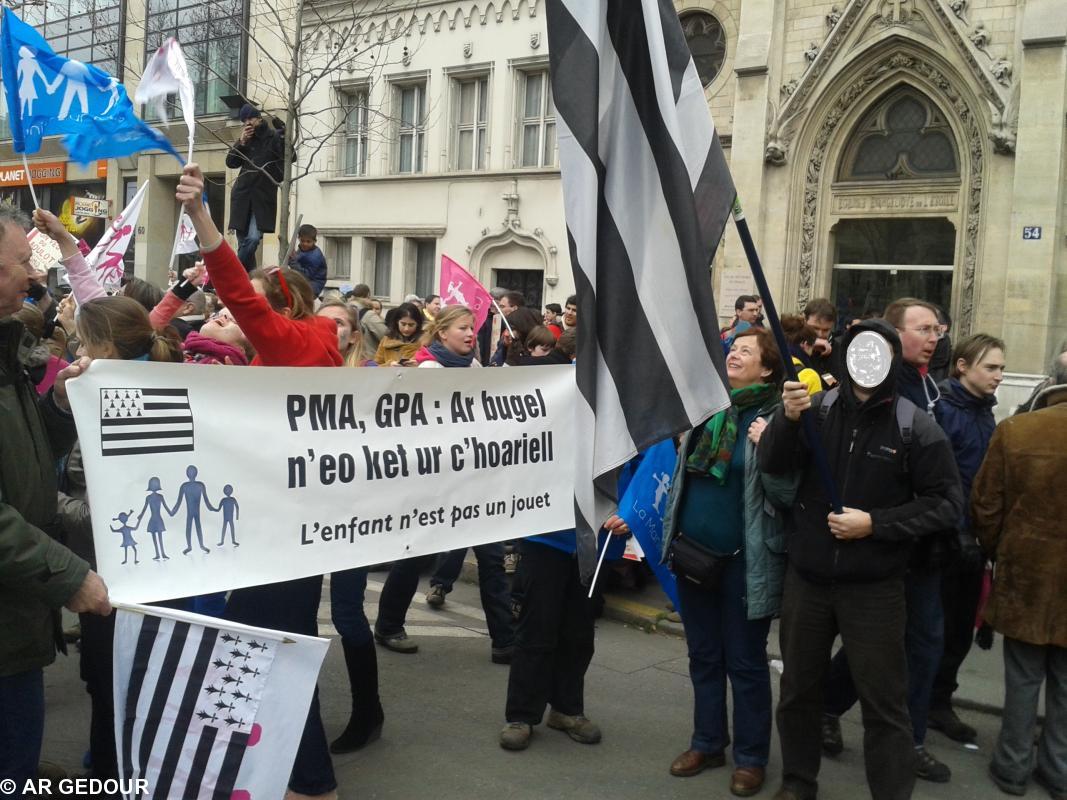 Manifestiñ e brezhoneg a zo bet graet  kanaouennoù war don édéjà mal mariée\"  binaouerion o seniñ...