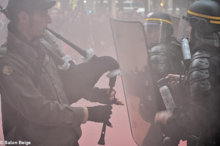 D\'ar Sul 24 a viz Ebrel e oa sonerion a Vreizh o taeañ ar CRS. D\'ar sul 26 a viz Mae e oa ur bagad gwirion a viniaouerion da vroudañ ar vrezhoned.