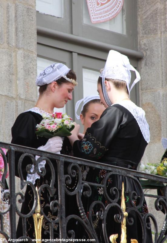 Marion Le Bihan, reine de Cornouaille 2013 reçoit son badge.