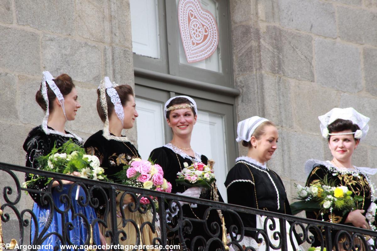 La reine et ses quatre demoiselles d\\\\\\\'honneur. 4e demoiselle d\\\'honneur : Mélanie Le Meur. 3e demoiselle d\'honneur : Manon Velly. 2e demoiselle d\'honneur : Manon Pennec . 1e demoiselle d\\\'honneur : Justine Desmarres.