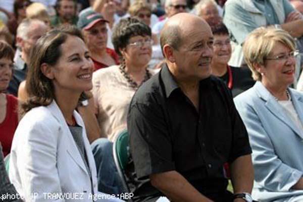 Le Drian soutenait Ségolène Royal pendant les primaires socialistes  de 2007. Son silence au sujet de la réforme territoriale est il complice ou suit t-il la route 'C 'est pas mes oignons?' . Dans tous les cas, si Ségolène Royal a le droit de se prononcer en tant qu'ancienne présidente de la région Poitou, on ne voit pas pourquoi Le Drian ne pourrait pas se prononcer en tant qu'ancien président de la région Bretagne...