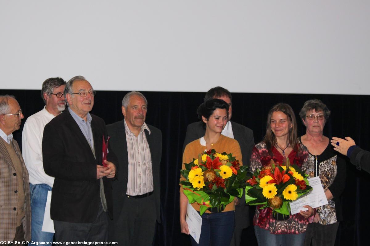 de droite à gauche :   Delphine Doedens a reçu le prix de la nouvelle en breton pour Pesk-ruz, Julia Kerninon a reçu le prix de la ville de Carhaix pour son roman Buvard, Fañch Kerrain a reçu le prix Xavier de Langlais pour son oeuvre philosophique.