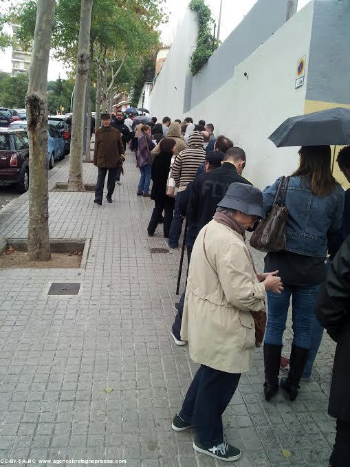 Longue file de Catalans attendant de pouvoir voter.