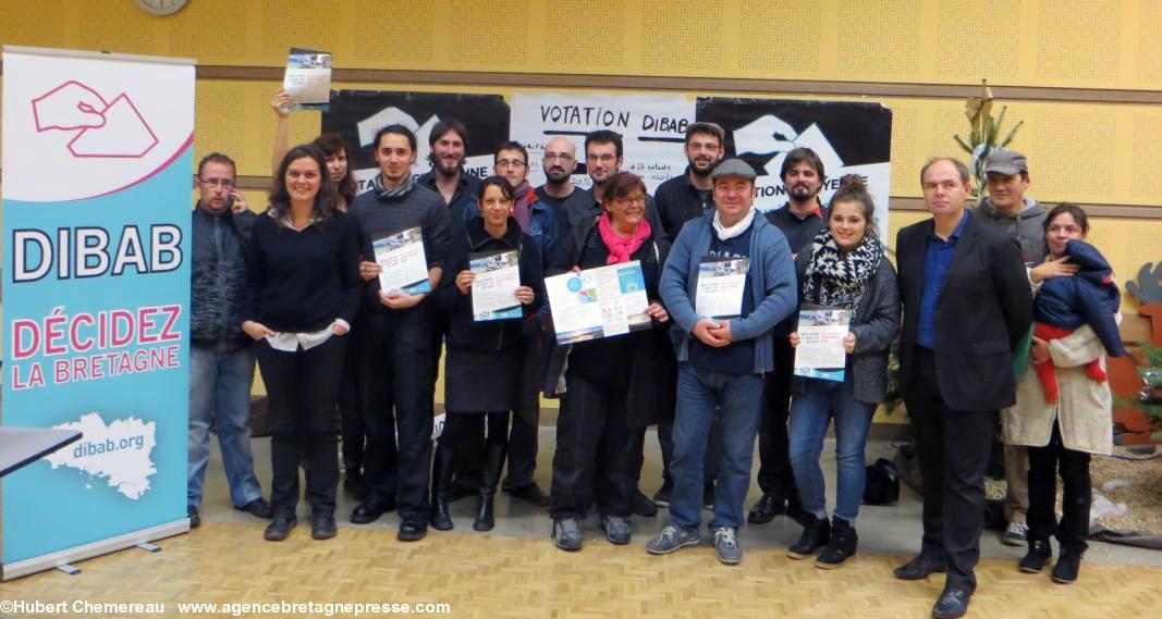 Les organisateurs de la première votation à Saint-Viaud. 76% des votants pour la réunification. (photo archives ABP)