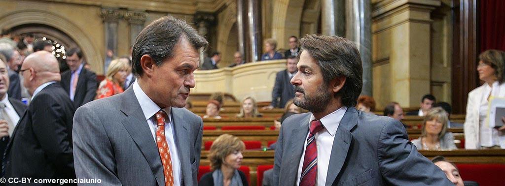 Artur Mass et Oriol Pujol en discussion à la Généralitat