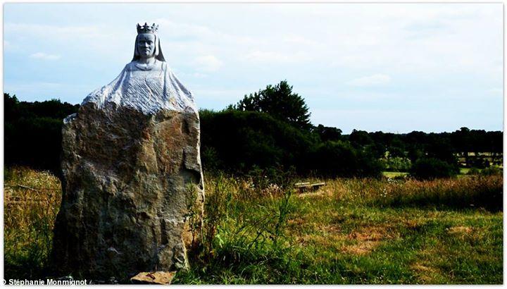 Sculpture d'Anne de Bretagne, de Marc SIMON à Saint Aubin du Cormier!