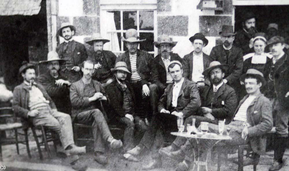 Les artistes devant la pension Gloanec ( collection du Musée de Pont-Aven)