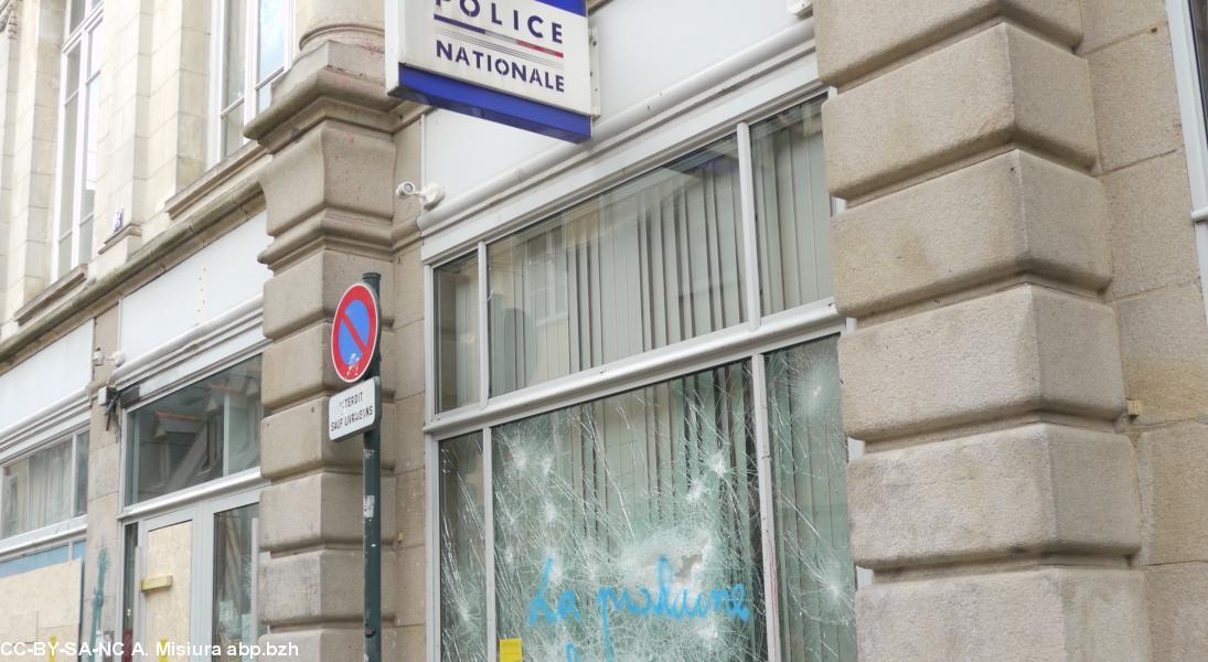 le tag sur la fenêtre du poste de police de Rennes brisée :  "la prochaine fois on fera mieux"