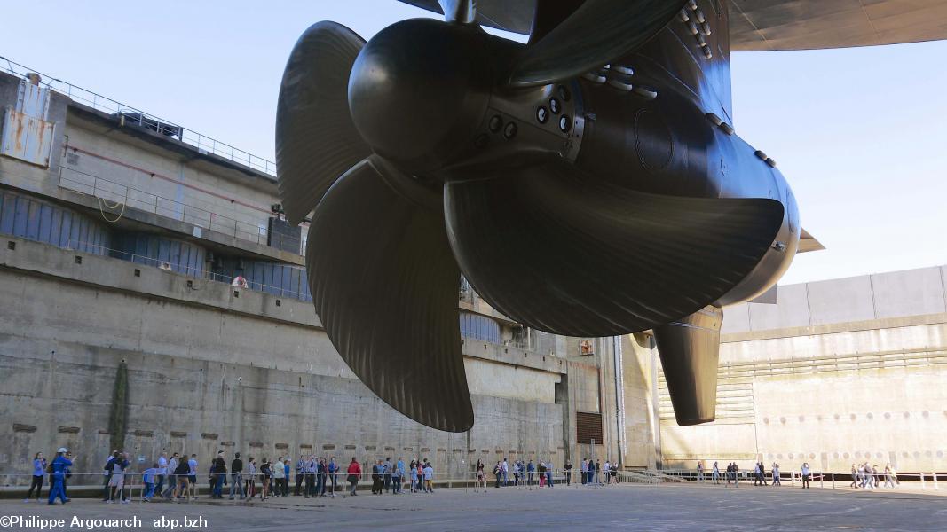 Une des trois propulseurs azimutaux du Harmony of the Seas, juste avant sa mise à flot. Les plus grosses hélices au monde.