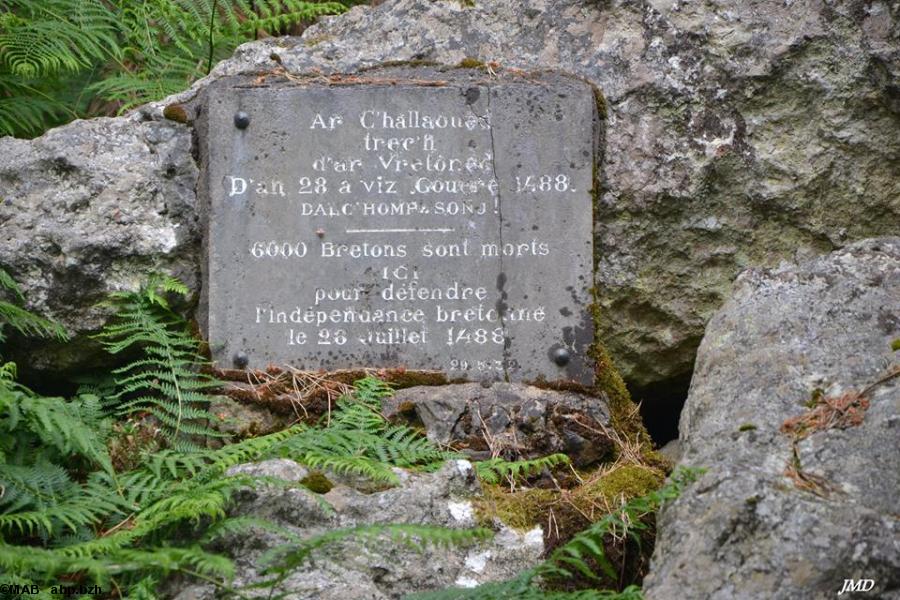 Plaque de 1932 dans le bois d'Uzel...