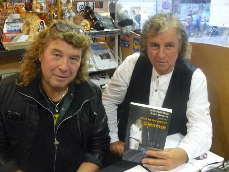 Signature du livre "Nous te souvenons Glenmor"